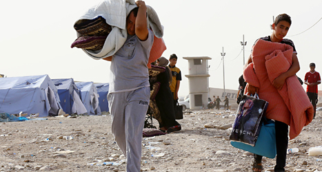 Folk som flytt från Mosul kommer till ett läger för flyktingar. Foto: AP/TT.